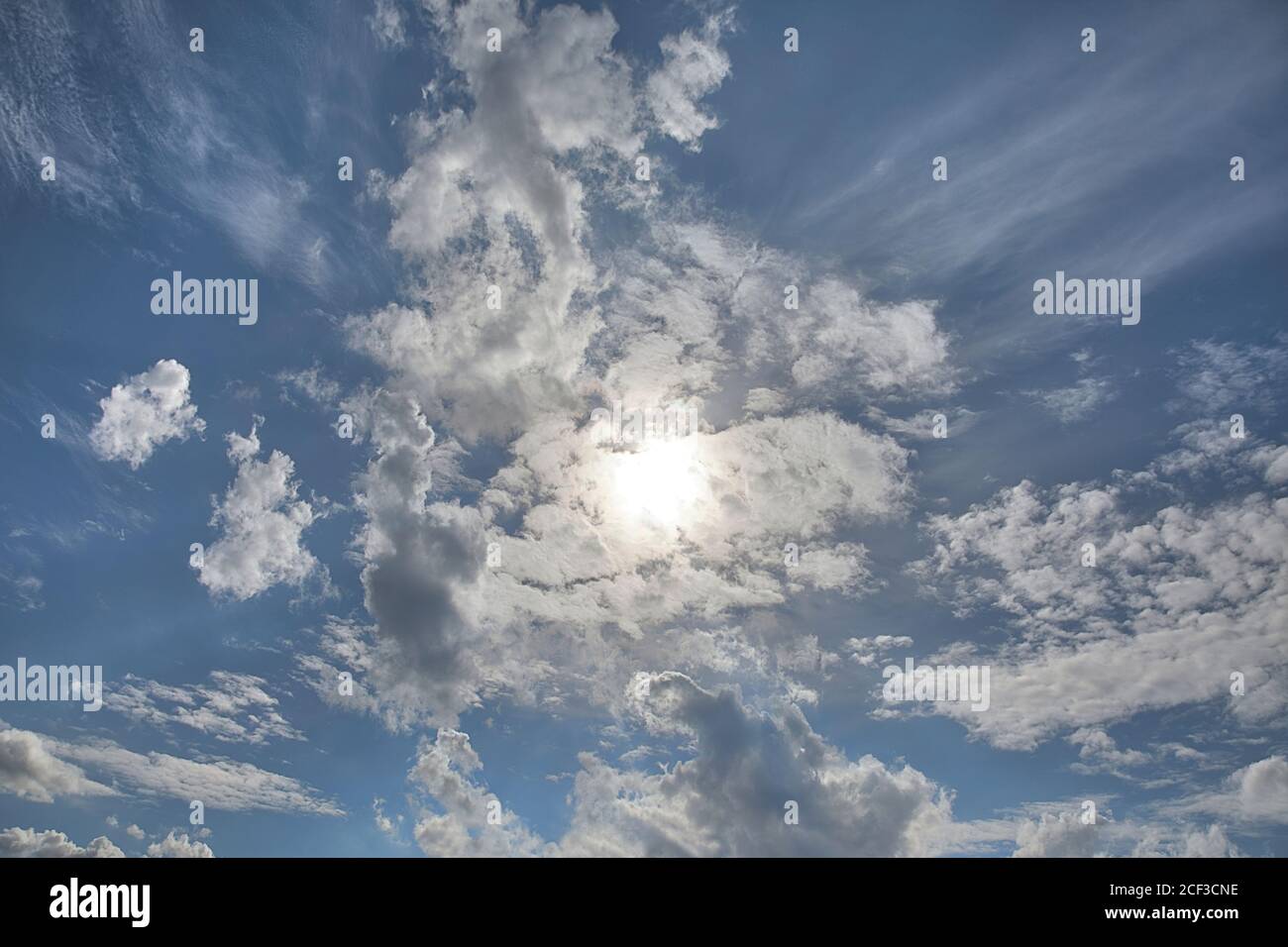 KONZEPTFOTOGRAFIE: Himmel mit dramatischer Wolkenbildung gegen Sonnenlicht Stockfoto