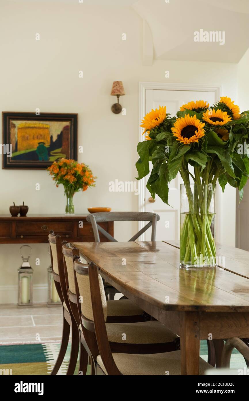Sonnenblumen auf hölzernen Esstisch Stockfoto