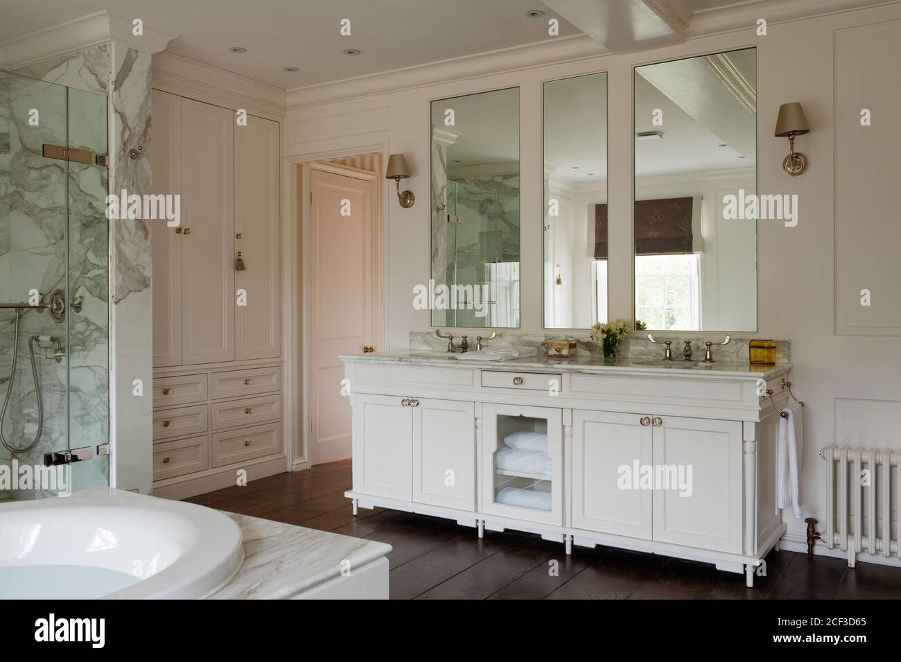 Weiße Waschbecken im Landhausstil Badezimmer Stockfoto