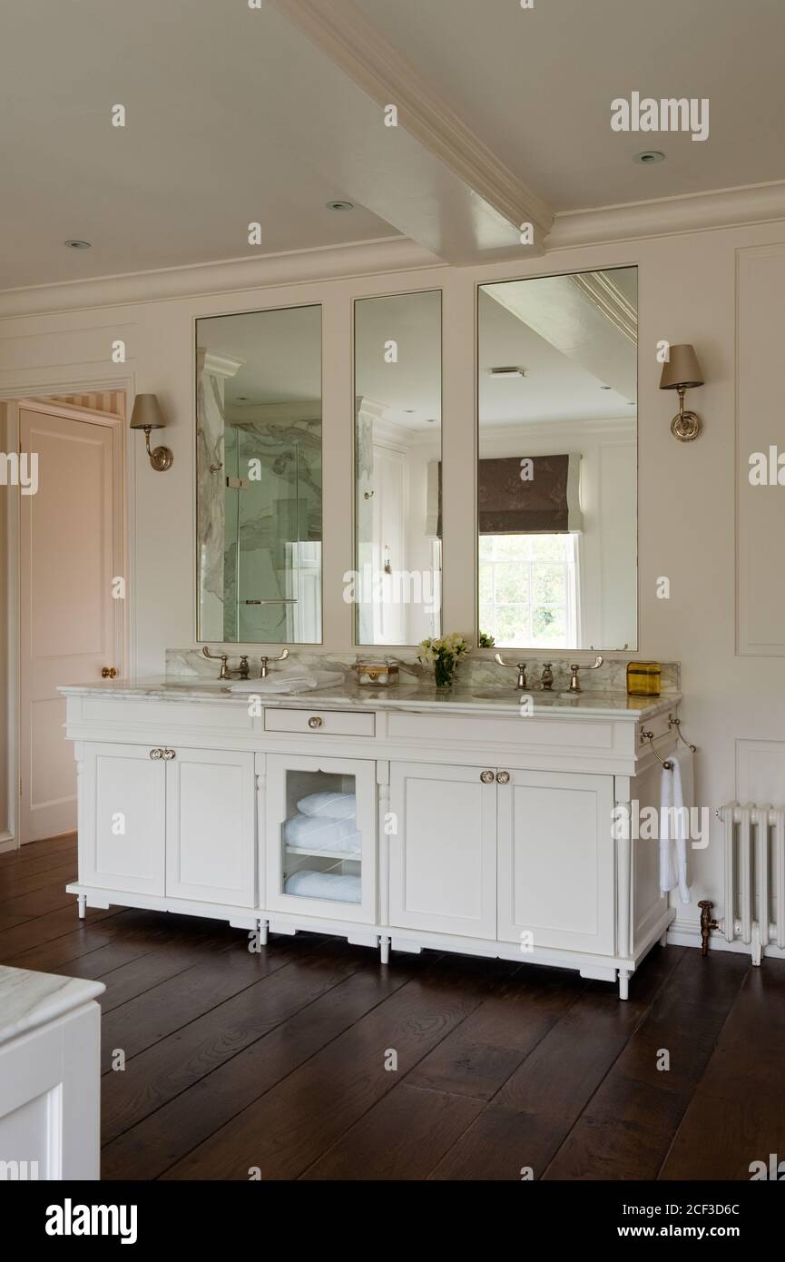 Weiße Waschbecken im Landhausstil Badezimmer Stockfoto