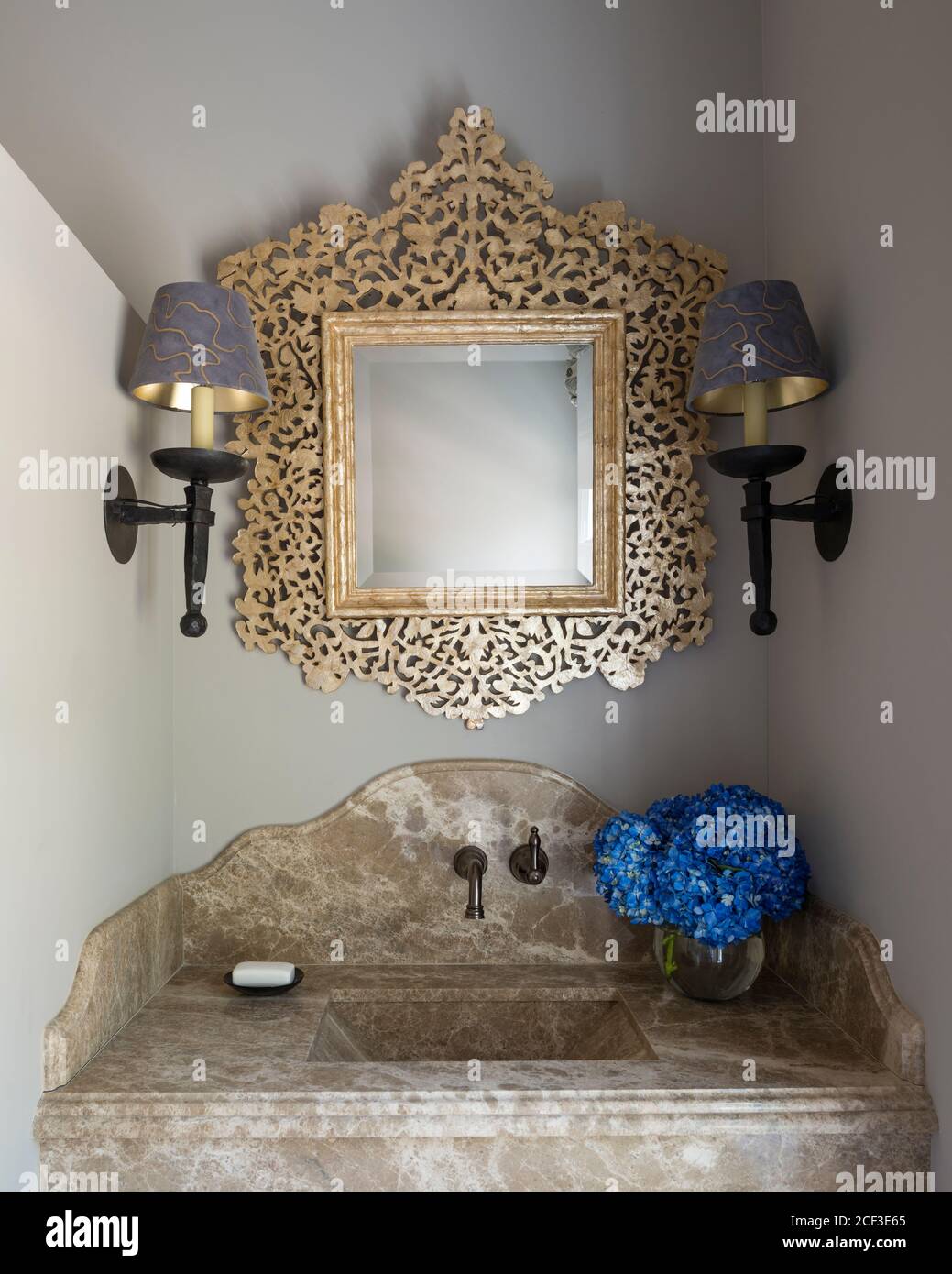Gold Spiegel über Waschbecken Stockfoto
