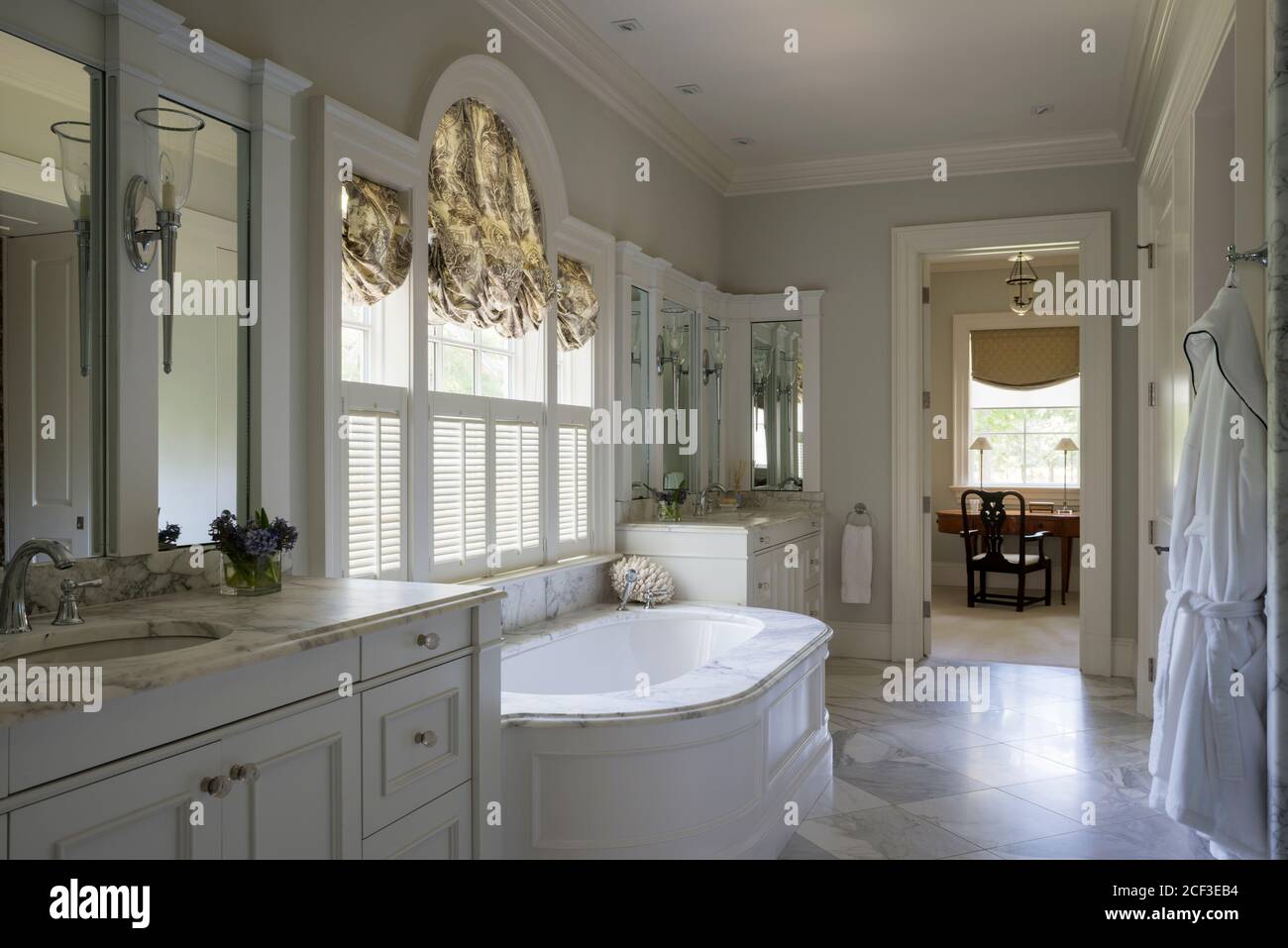 Landhausstil Badezimmer mit Badewanne Stockfoto