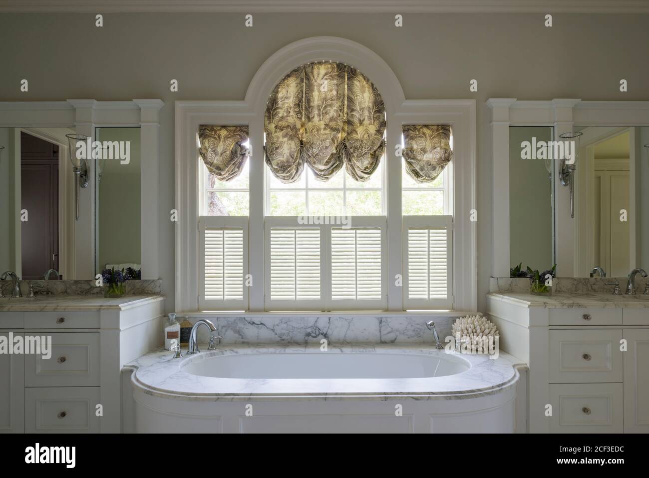Fenster über eingebaute Badewanne Stockfoto