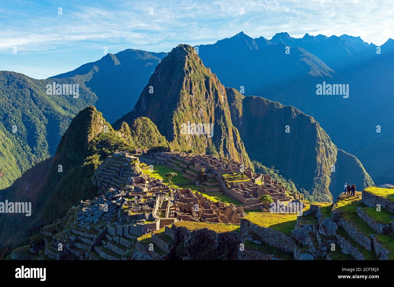 Menschen, die die verlorene inka-Stadt Machu Picchu bei Sonnenaufgang, Cusco, Peru, betrachten. Stockfoto