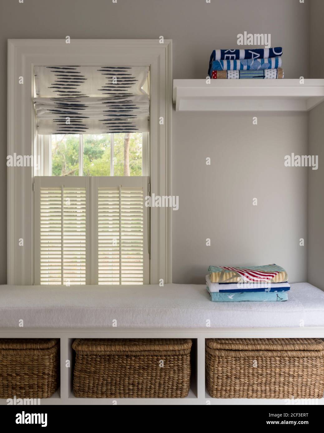 Sitzbank im Badezimmer mit Korb Storage Stockfoto