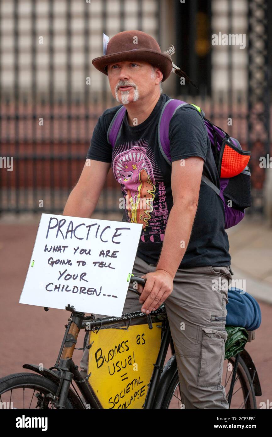 London, Großbritannien. September 2020. XR Rebel Riders versammeln sich vor dem Buckingham Palace. Frustriert über das Versagen der Regierung, auf die Klima- und ökologische Notlage zu reagieren, protestiert Extinction Rebellion weiterhin für den Wandel. Der Climate and Ecological Emergency Bill (CEE Bill) ist der einzige konkrete Plan, der zur Verfügung steht, um diese Krise zu bewältigen, und so fordert XR in ihrer ersten Woche im Parlament die Regierung, jetzt zu handeln und diese Gesetzgebung anzunehmen. Quelle: Neil Atkinson/Alamy Live News. Stockfoto