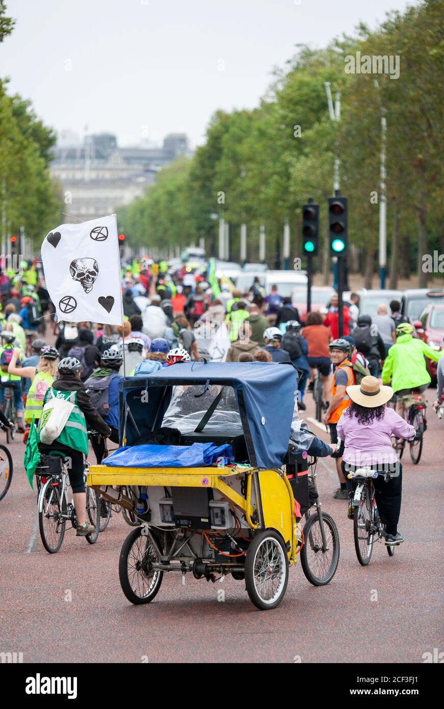 London, Großbritannien. September 2020. XR Rebel Riders verlassen den Buckingham Palace und radeln die Mall entlang auf dem Weg zurück zum Parliament Square. Frustriert über das Versagen der Regierung, auf die Klima- und ökologische Notlage zu reagieren, protestiert Extinction Rebellion weiterhin für den Wandel. Der Climate and Ecological Emergency Bill (CEE Bill) ist der einzige konkrete Plan, der zur Bewältigung dieser Krise zur Verfügung steht. XR fordern die Regierung Jetzt handeln und diese Gesetzgebung annehmen. Quelle: Neil Atkinson/Alamy Live News. Stockfoto