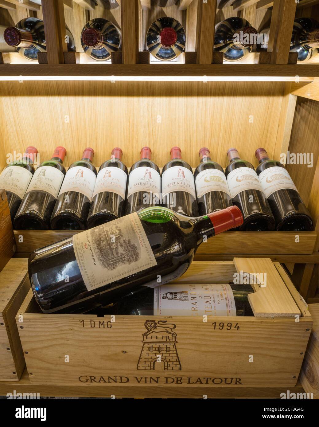 Weinflaschen im Keller Stockfoto