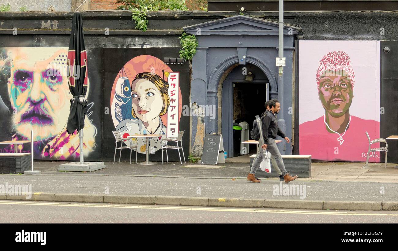 Glasgow, Schottland, Großbritannien 3. September 2020: Kunst ist in der Stadt erschienen, um mit der angekündigten Sperre zusammenzufallen, während Einheimische und Touristen die Pandemie weiter durchmachen. Die neuesten Wandmalereien auf der clutha Bar, wo die Hubschrauber Tragödie geschah. Gerard Ferry/Alamy Live News Stockfoto