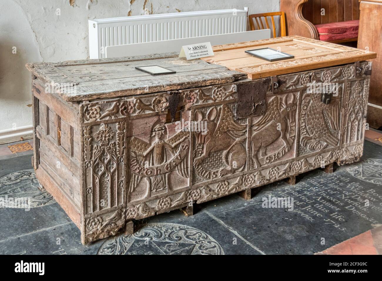 C14. Geschnitzte Holzkiste in Dersingham St. Nicholas Kirche, Norfolk zeigt Symbole der Evangelisten. Stockfoto