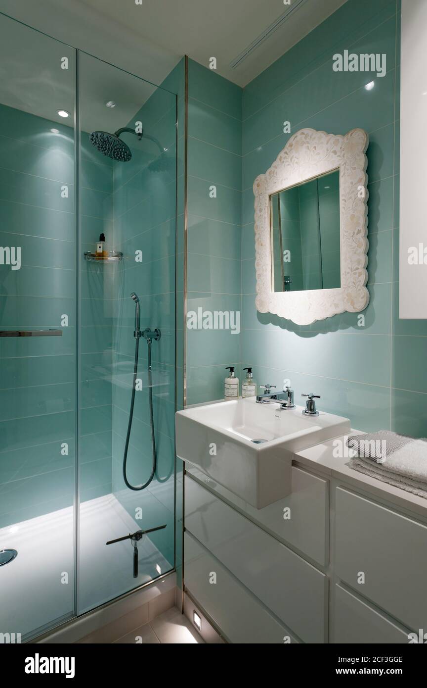 Blaue und weiße Badezimmer Stockfoto