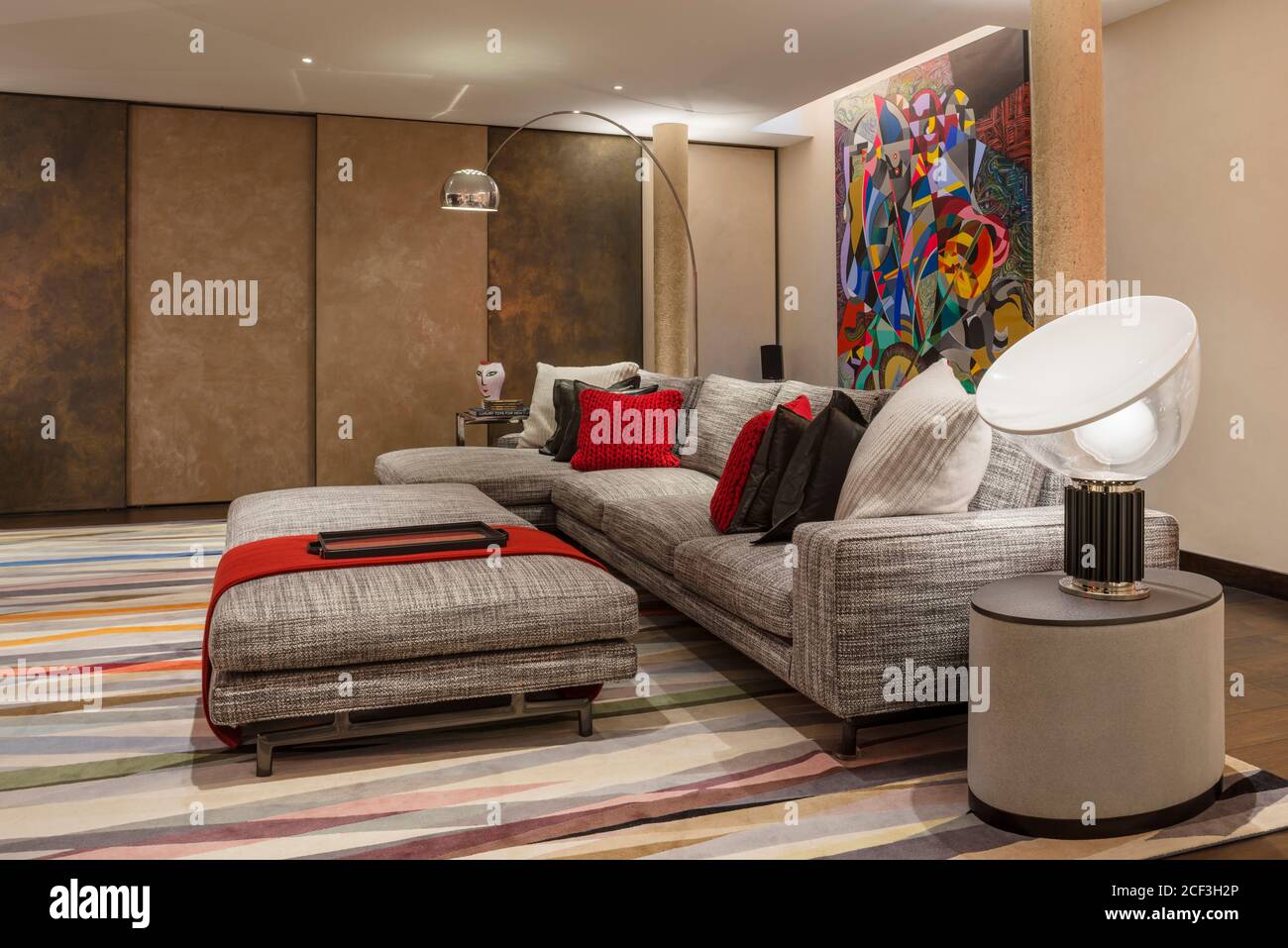 Modernes Wohnzimmer mit gemustertem Teppich Stockfoto