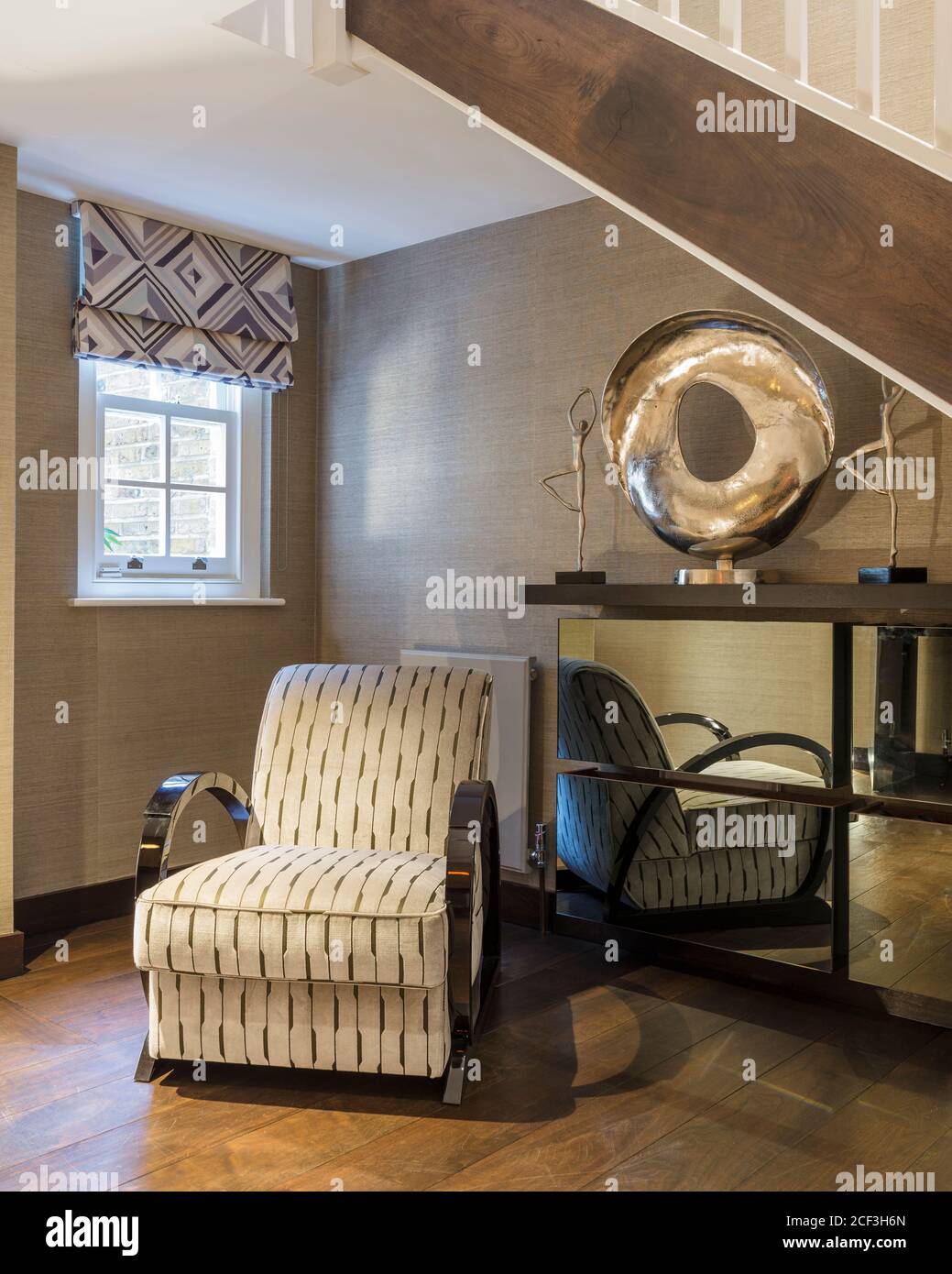 Sessel von gespiegelten Schubladen Stockfoto