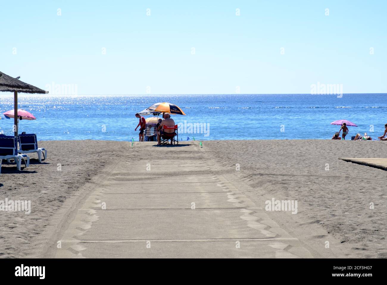 Covid-19 soziale Distanzierungsmassnahmen am Strand in Torre Del Mar , Malaga, Andalucía, Costa del Sol, Spanien Stockfoto