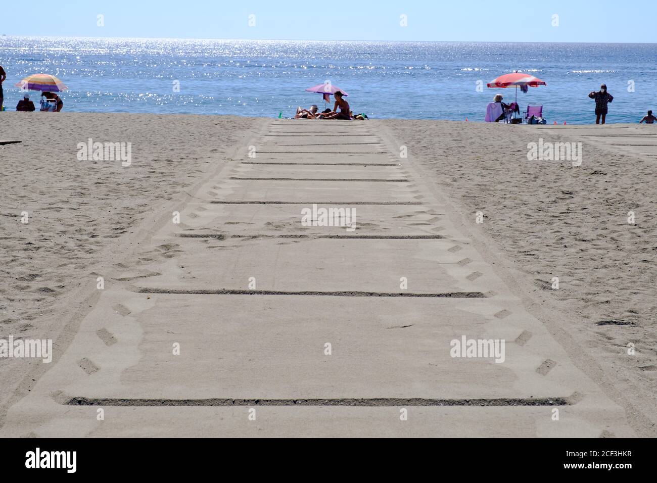 Covid-19 soziale Distanzierungsmassnahmen am Strand in Torre Del Mar , Malaga, Andalucía, Costa del Sol, Spanien Stockfoto