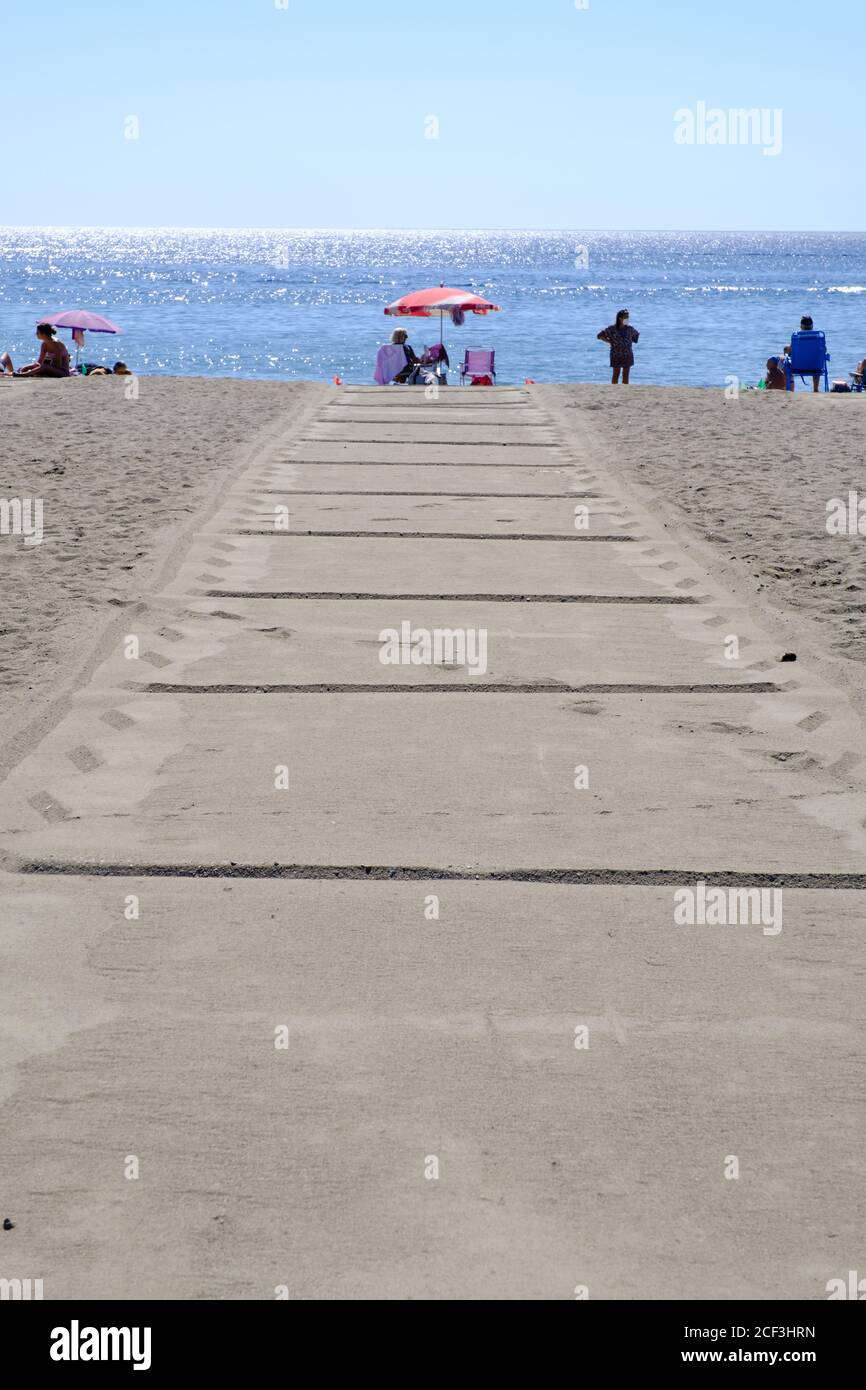 Covid-19 soziale Distanzierungsmassnahmen am Strand in Torre Del Mar , Malaga, Andalucía, Costa del Sol, Spanien Stockfoto