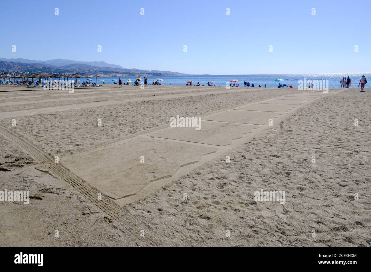 Covid-19 soziale Distanzierungsmassnahmen am Strand in Torre Del Mar , Malaga, Andalucía, Costa del Sol, Spanien Stockfoto