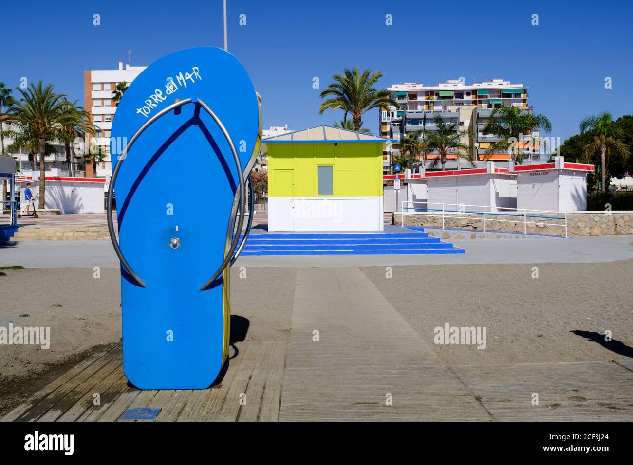 Covid-19 soziale Distanzierungsmassnahmen am Strand in Torre Del Mar , Malaga, Andalucía, Costa del Sol, Spanien Stockfoto