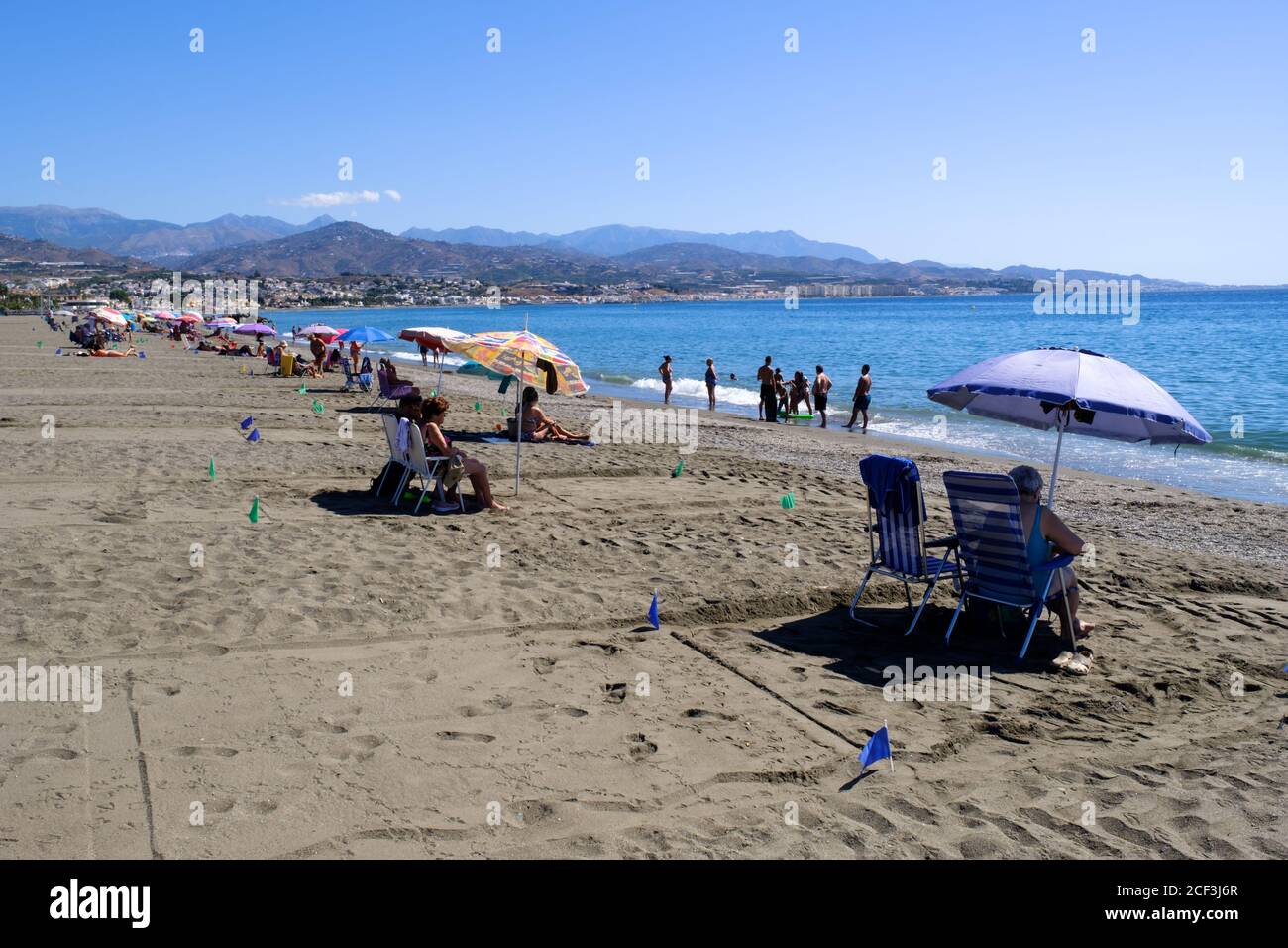 Covid-19 soziale Distanzierungsmassnahmen am Strand in Torre Del Mar , Malaga, Andalucía, Costa del Sol, Spanien Stockfoto