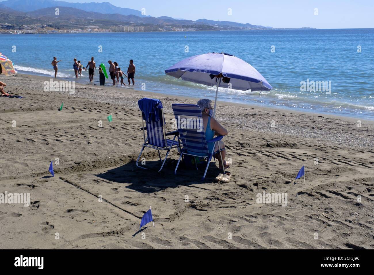 Covid-19 soziale Distanzierungsmassnahmen am Strand in Torre Del Mar , Malaga, Andalucía, Costa del Sol, Spanien Stockfoto