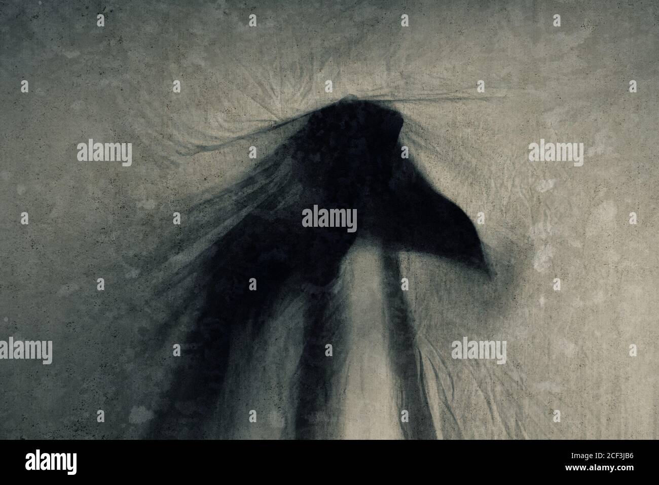 Eine Silhouette einer maskierten Figur, die eine Pestdoktor Vogelmaske trägt. Mit einem grunge künstlerischen, verschwommen bearbeiten Stockfoto