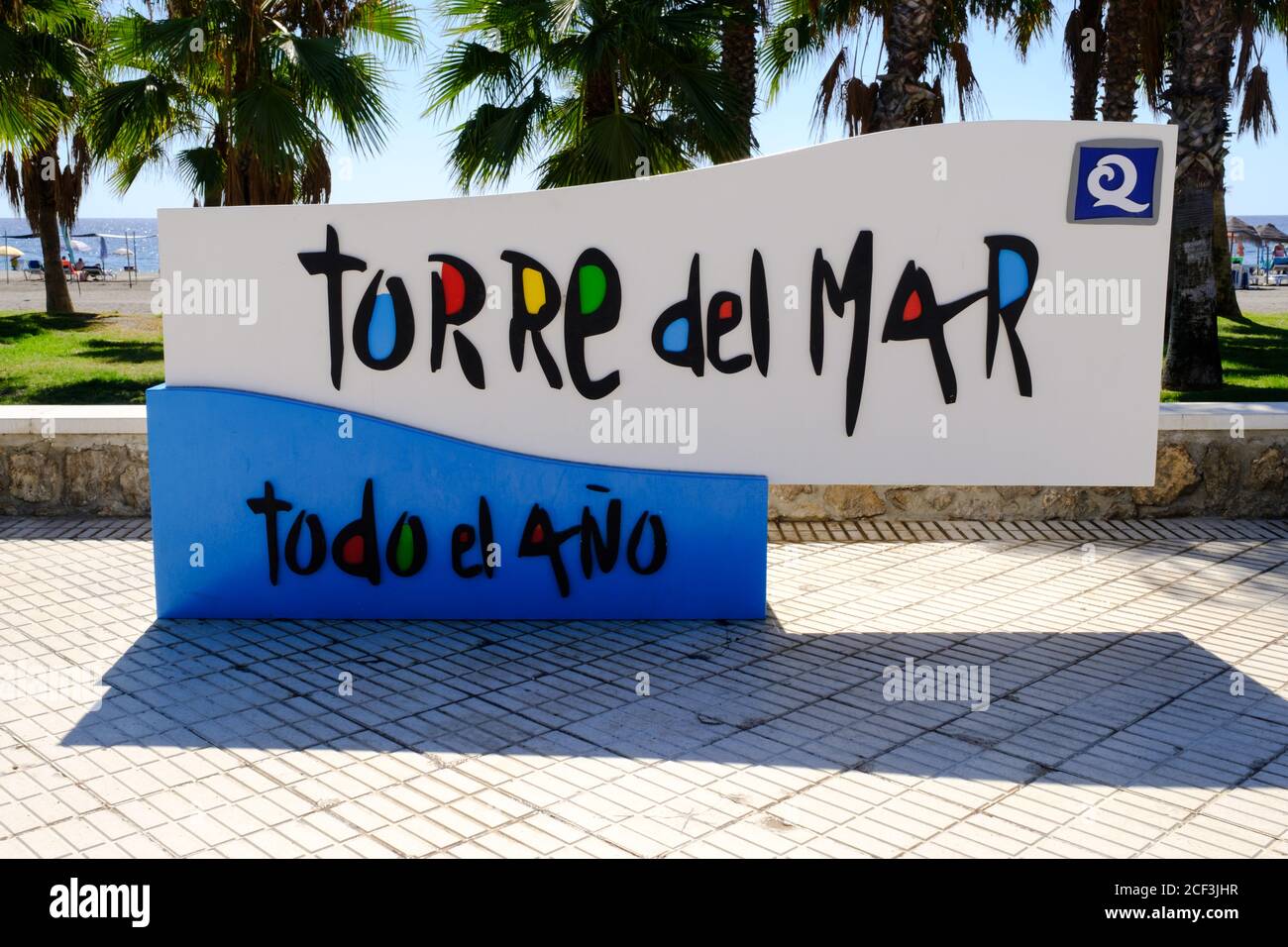 Covid-19 soziale Distanzierungsmassnahmen am Strand in Torre Del Mar , Malaga, Andalucía, Costa del Sol, Spanien Stockfoto