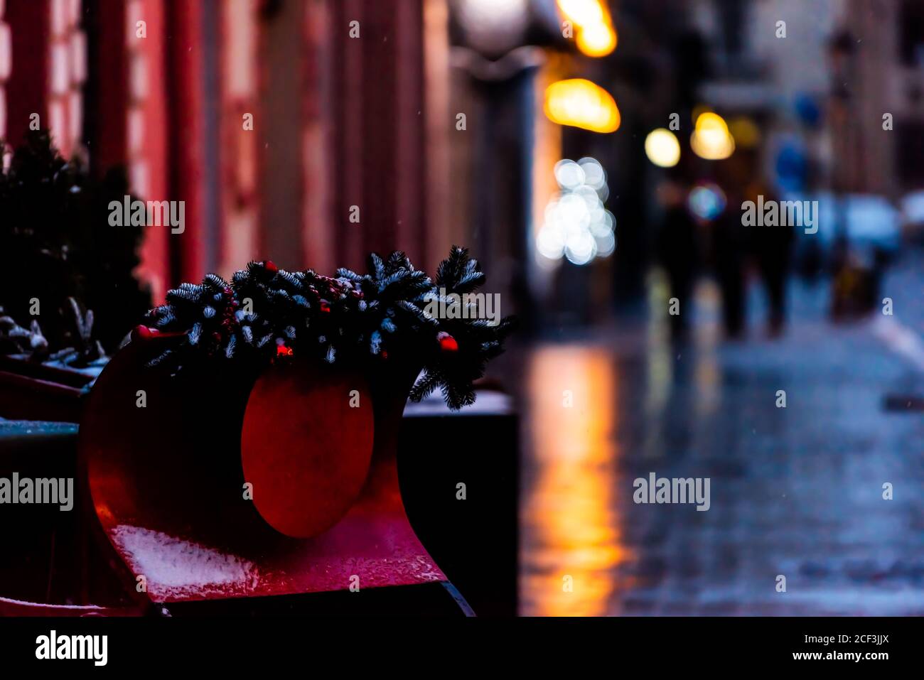 Lviv, Ukraine Altstadt rynok Marktplatz Straße in Lvov mit Winter Weihnachten Neujahr Beleuchtung in der Nacht mit Schnee mit Lichtreflexion im Rücken Stockfoto