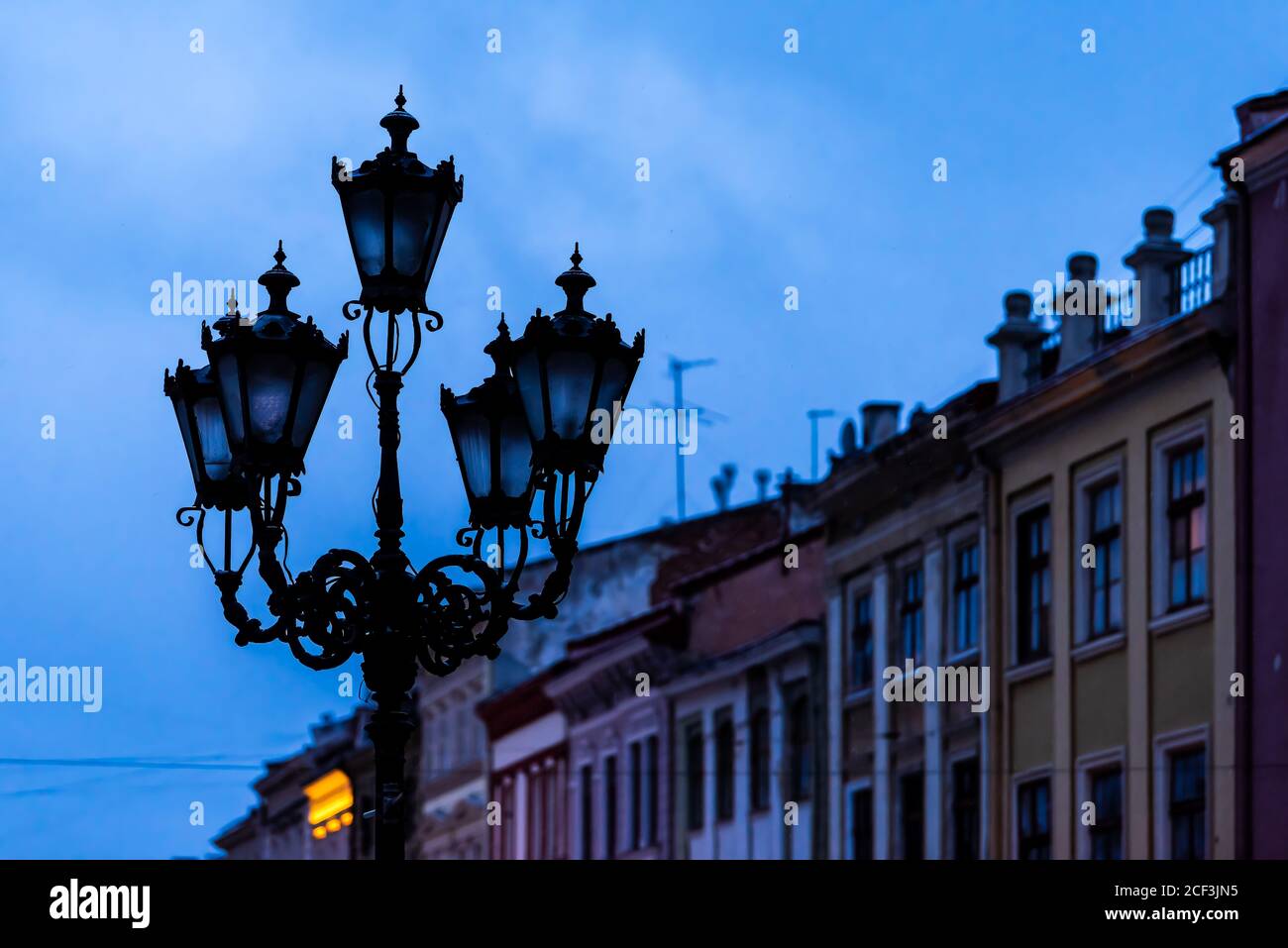 Lviv, Ukraine Laterne Nahaufnahme in der historischen ukrainischen Stadt in der Altstadt Marktplatz mit Gebäuden Architektur und blau dunklen Abendhimmel Stockfoto