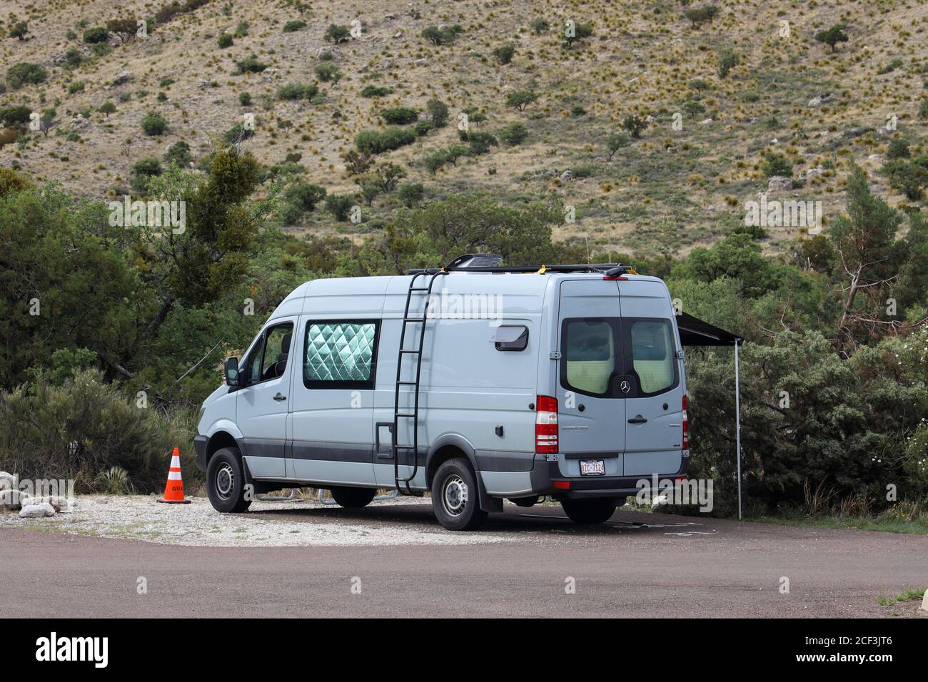 Van Camper im Wohnmobilgebiet des Guadalupe Mountains National Park Campground, Pine Springs, Texas Stockfoto