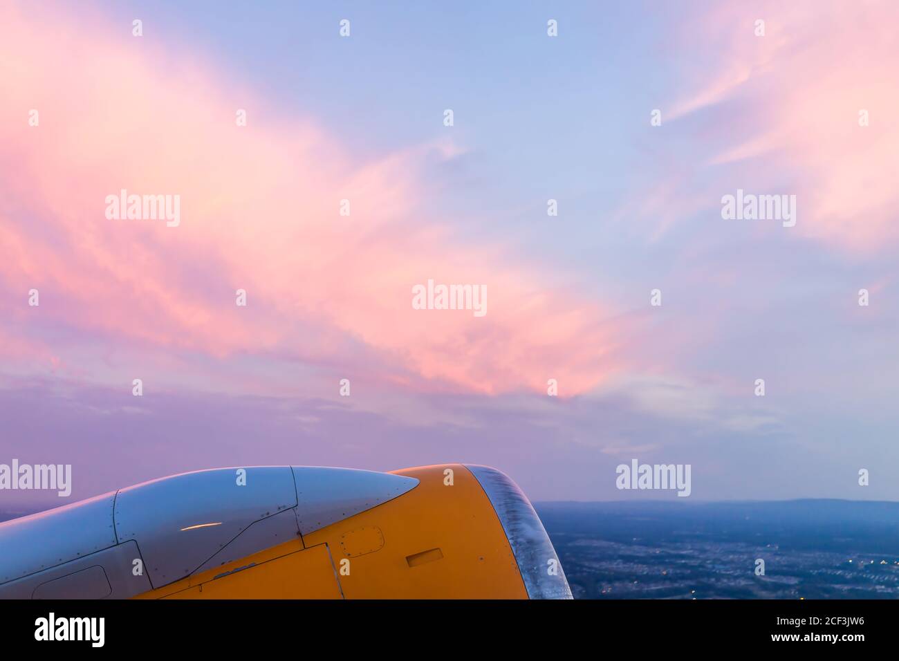 Dulles, USA International Airport, IAD-Start-Ansicht mit bunten rosa roten Sonnenuntergang in Virginia Abendnacht und Flugzeug gelben Motor Stockfoto