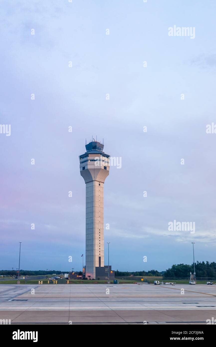 Dulles International Airport, IAD, Control Command Center Tower in Abendblau Dämmerung Himmel vertikale Ansicht Stockfoto