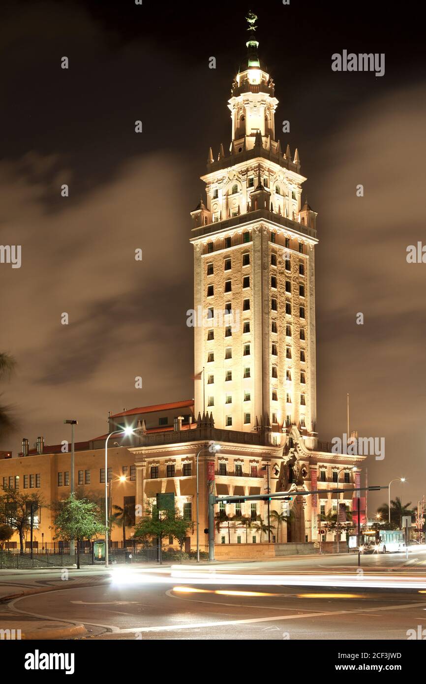 Miami. Florida, USA - Nachtansicht des Freedom Tower, Denkmal der kubanischen Einwanderung. Stockfoto