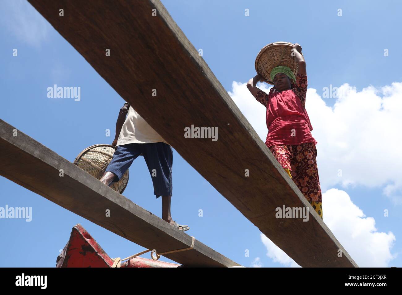 Dhaka, Bangladesch. September 2020. Arbeiter, die Sand vom großen Boot zum Dumpinggebiet transportieren. Diese Arbeiter tragen täglich rund 7.000kg und verdienen im Durchschnitt täglich Tk500-600 (5-6 usd).tägliche Arbeiter wachen im Morgengrauen auf und eilen an der Uferseite des Buriganga River zu arbeiten. Kredit: SOPA Images Limited/Alamy Live Nachrichten Stockfoto