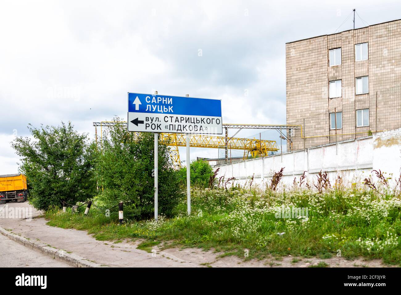 Rivne, Ukraine Ukrainische Stadt mit kyrillischen Zeichen für Sarny und Lutsk Städte und Straßenbau, Industriekomplex Fabrikkrane und niemand Stockfoto