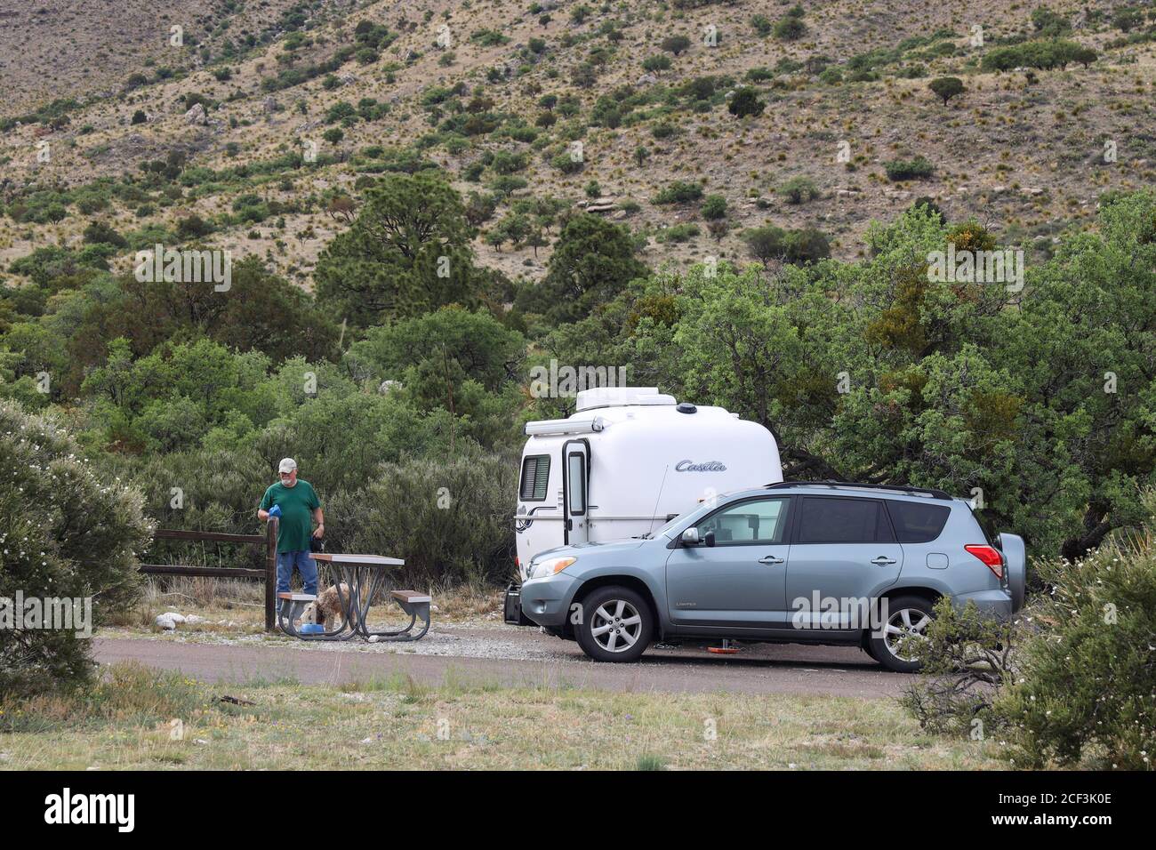 Kleiner Campinganhänger im Wohnmobilgebiet des Guadalupe Mountains National Park Campground, Pine Springs, Texas Stockfoto
