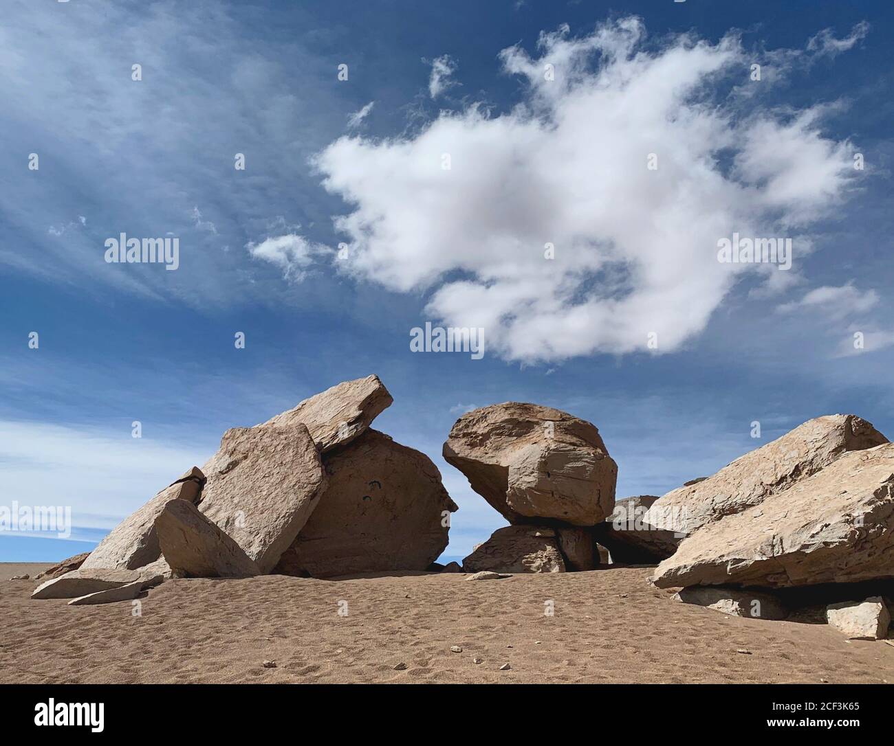 Seltsame Felsformationen in der Wüste Atacama, Bolivien. Szenische Wolkenlandschaft in blauem Himmel. Gigantische vulkanische Steine von Uyuni. Valle de Rocas Landschaft. Stockfoto
