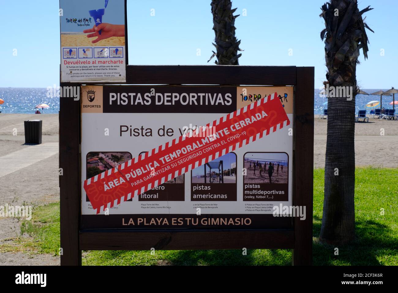 Covid-19 soziale Distanzierungsmassnahmen am Strand in Torre Del Mar , Malaga, Andalucía, Costa del Sol, Spanien Stockfoto