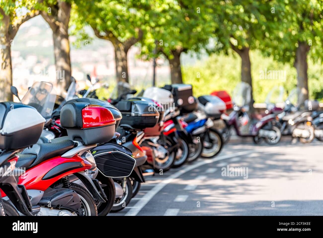 Perugia, Italien Nahaufnahme der Reihe von vielen Roller Motorrad Moped in der Stadt Straße Parkplatz mit niemand während des Sommers geparkt Stockfoto