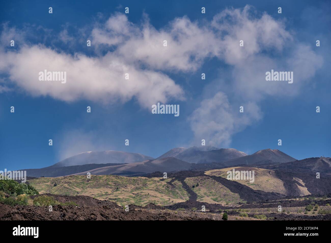 Aktiver Vulkan Ätna Eruption Aschewolke, Sizilien, Italien. Deutlich sichtbar ist die Überlagerung von neueren Lavaströmen über dem ältesten. Sommer 2020 Stockfoto