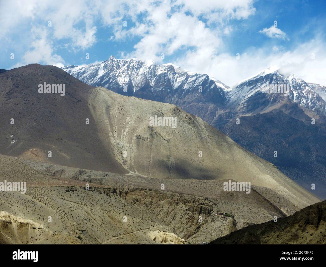 Great Himalayan Mountains in geheimnisvollen Upper Mustang. Faszinierendes Nepal. Göttliche Schönheit der tibetischen wilden Natur. Majestätische Himalaya-Landschaft.weitläufige Fläche Stockfoto