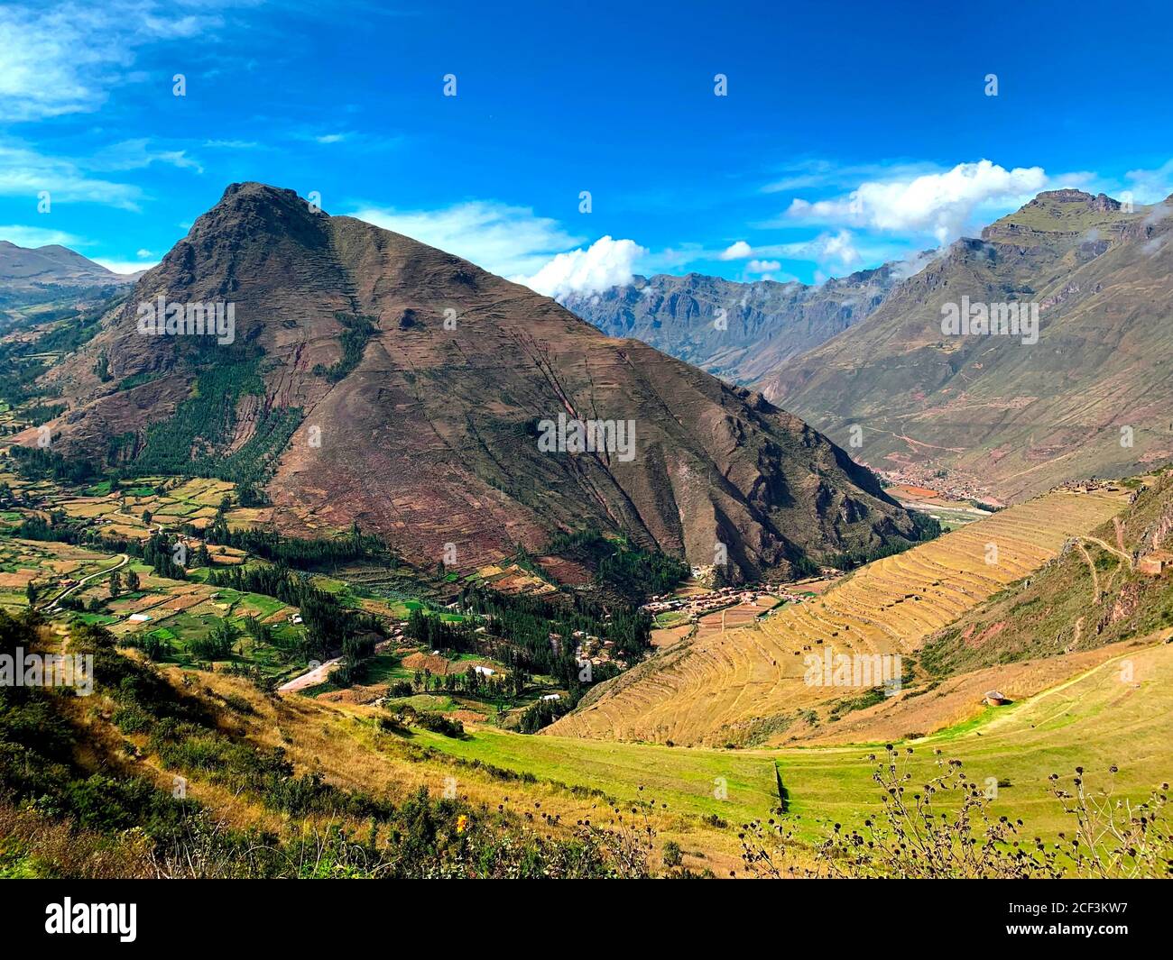 Das heilige Tal der Inkas in Peru. Urubamba Tal. El Valle Sagrado. Grüne landwirtschaftliche Terrassen. Terrassenförmige Felder Andenes. Andenlandschaft Stockfoto