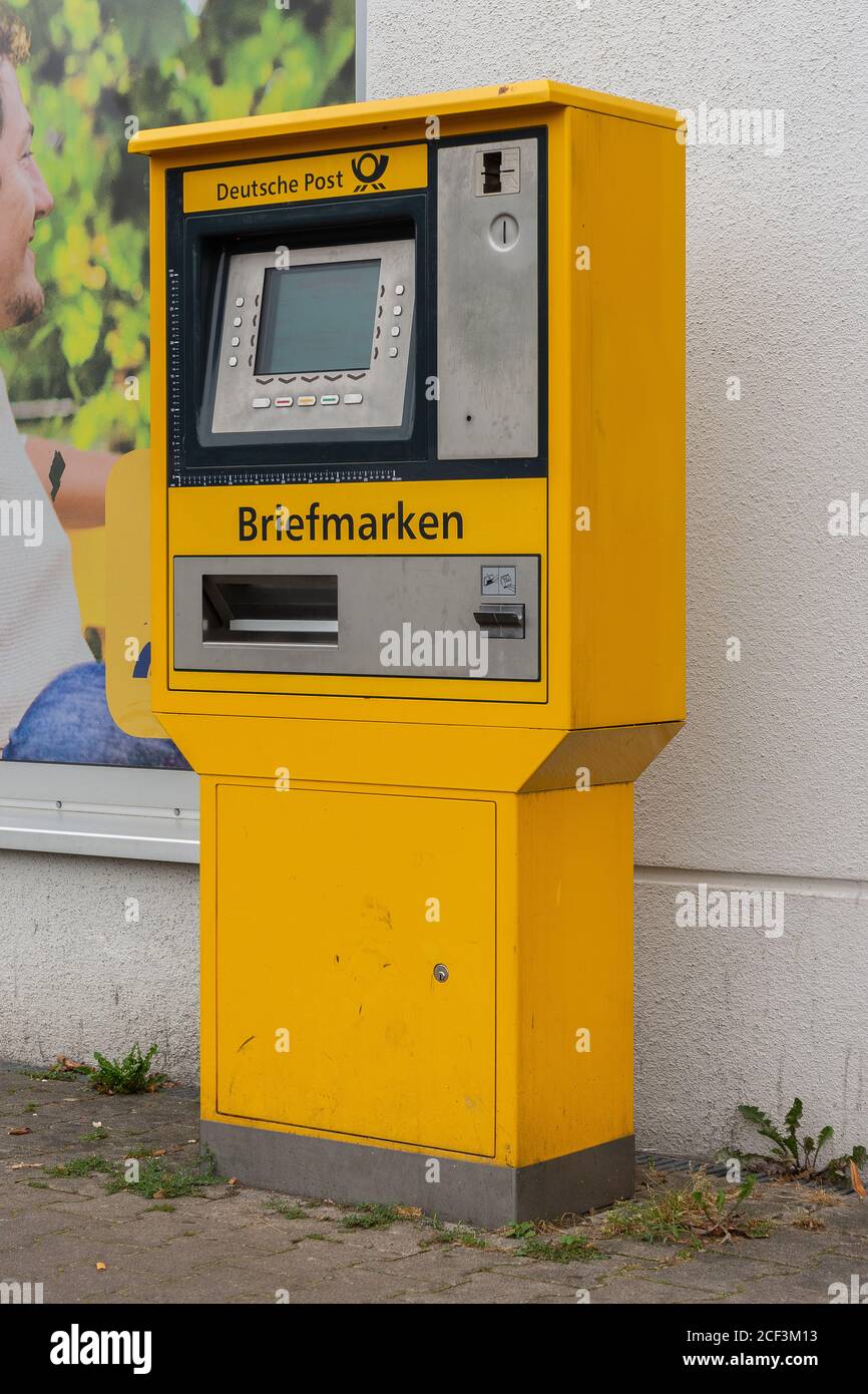 Briefmarkenmaschine der Deutschen Post. Von rechts im Hochformat aufgenommen Stockfoto