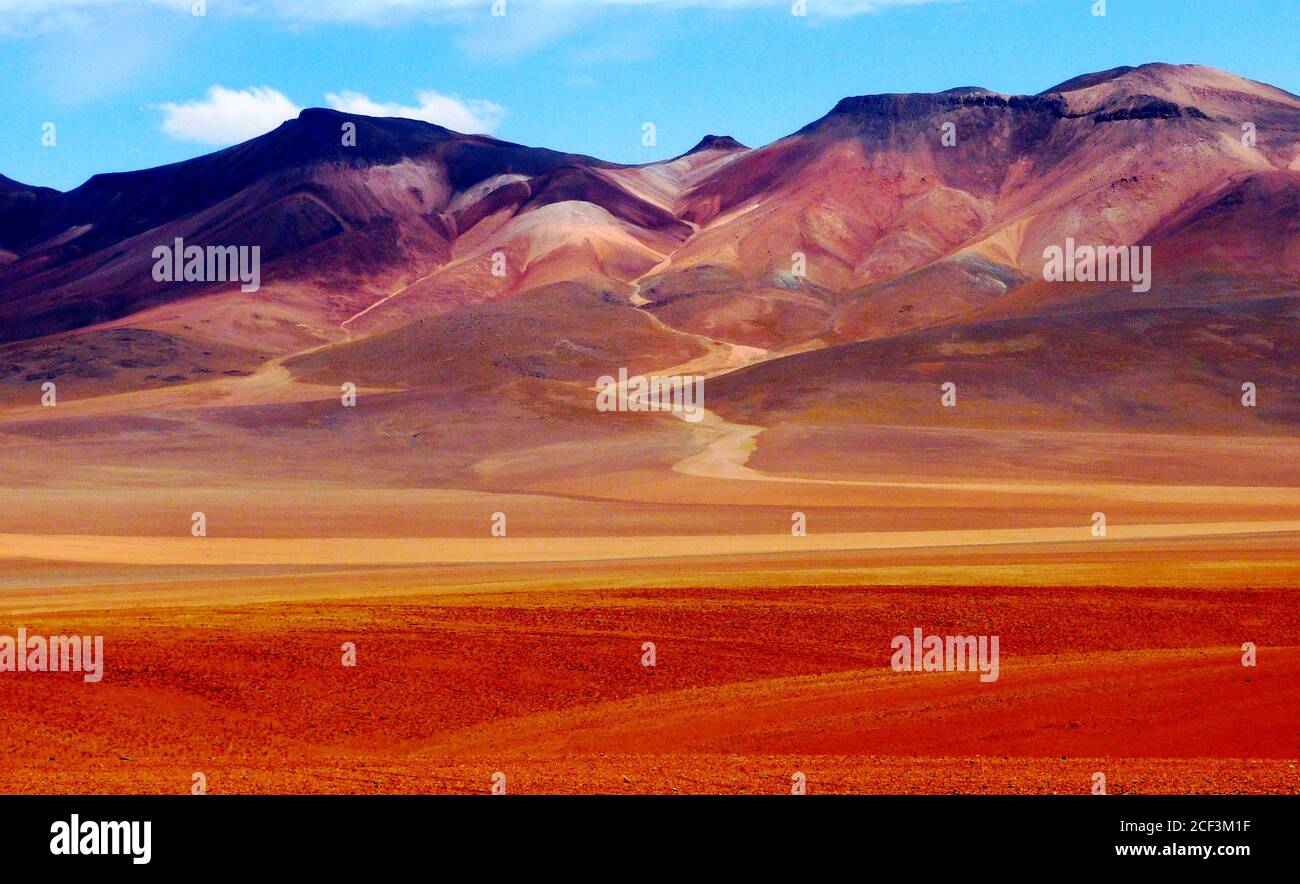 Farbige Berglandschaft in Bolivien, Atacama Wüste. Montana del Cinco colores. Volcan Tunupa. Majestätischer Berg Der Sieben Farben, Altiplano. Stockfoto