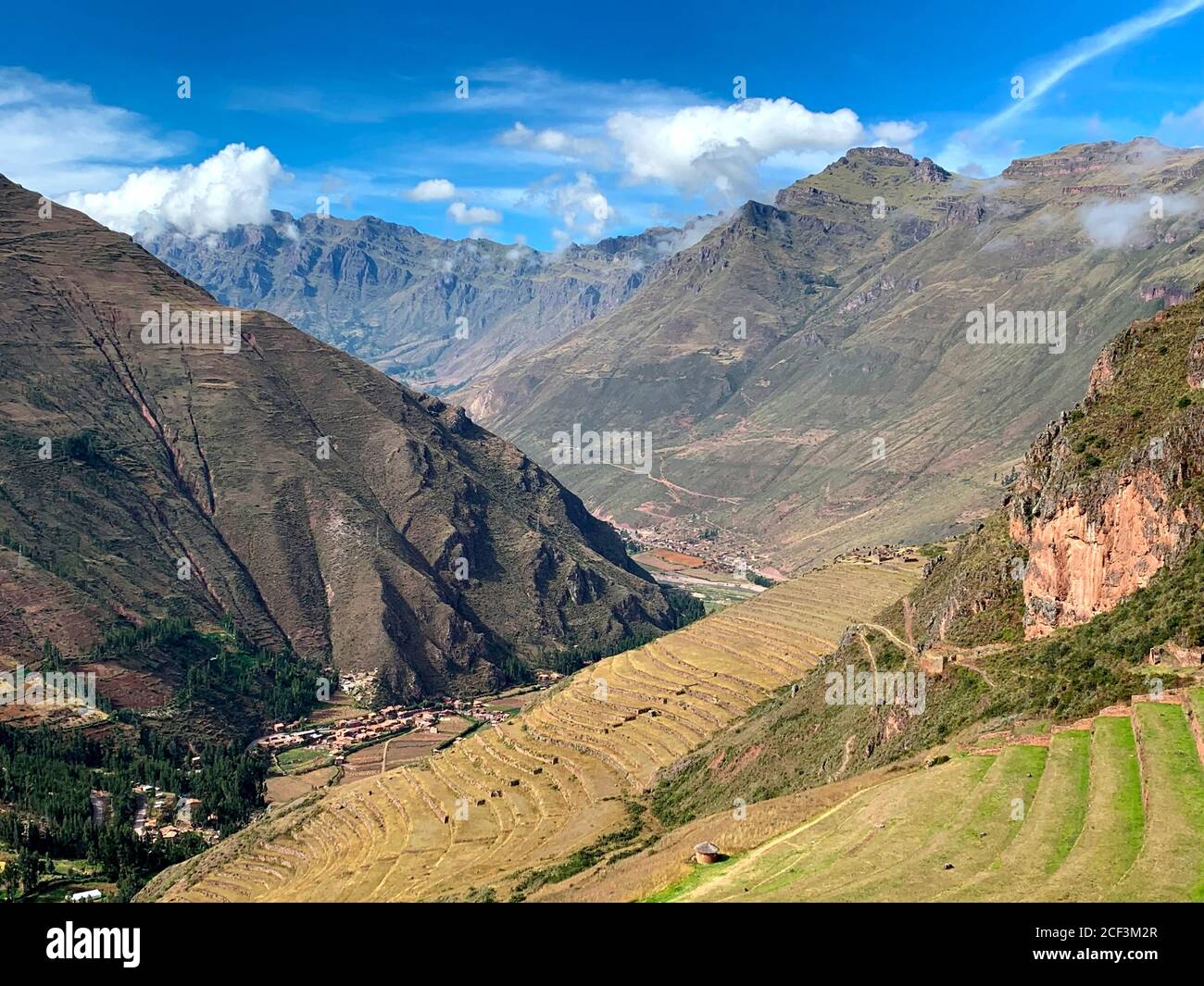 Wunderschönes heiliges Tal in Peru. Sagrado Valle. Urubamba Tal. Blick auf Andenes, berühmte alte landwirtschaftliche Terrassen. Tolle Bergkette. Anden Stockfoto