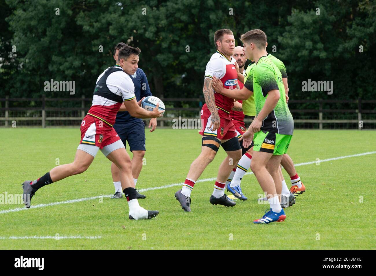 Tom Collins wird während der Northampton Saints Trainingseinheit in Franklin's Gardens in Aktion gesehen. Stockfoto