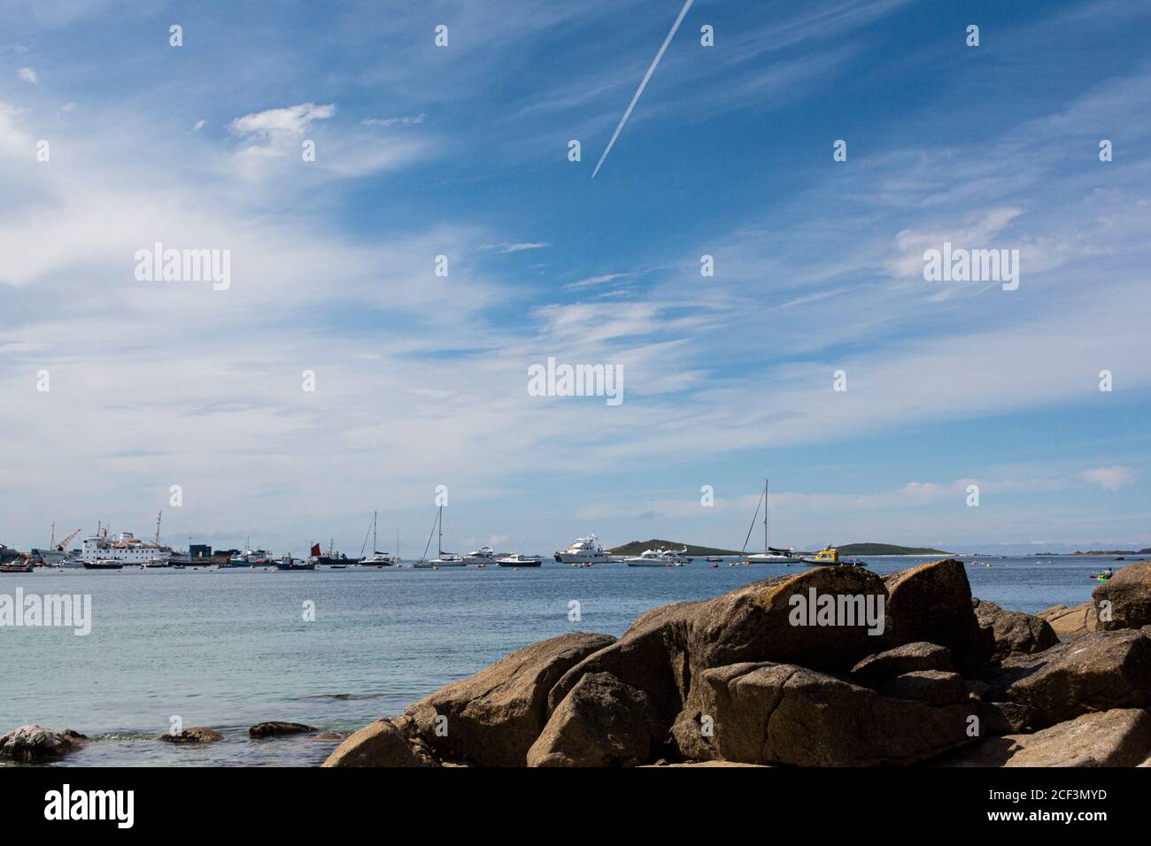 Die Scillonian Fähre dockte mit Booten am St. Mary's Quay an Vor Anker im St. Mary's Harbour auf den Isles of Scilly Stockfoto