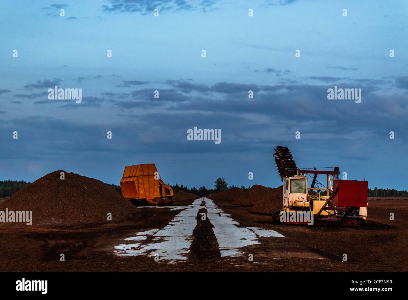 Torfbagger und Torfpfähle im Cena Moor während der Dämmerung. Stockfoto