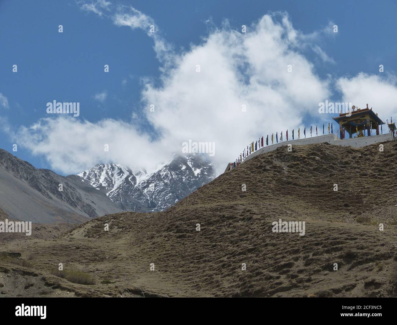 Sacred buddhist Kloster Muktinath in Mustang Bezirk, Nepal. Tolle Aussicht auf Himalaya Berge. Tolle Berglandschaft. Pagode.Muktinath Tal Stockfoto