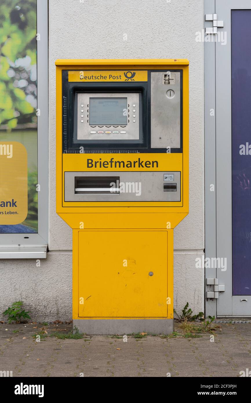 Briefmarkenmaschine der Deutschen Post. Von der Vorderseite im Hochformat aufgenommen Stockfoto