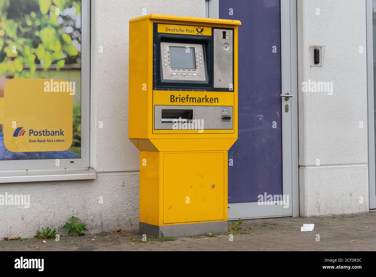 Briefmarkenmaschine der Deutschen Post. Von links im Querformat Stockfoto